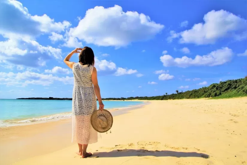 宮古島のビーチを歩く女性