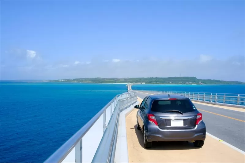 沖縄の道に停まる車