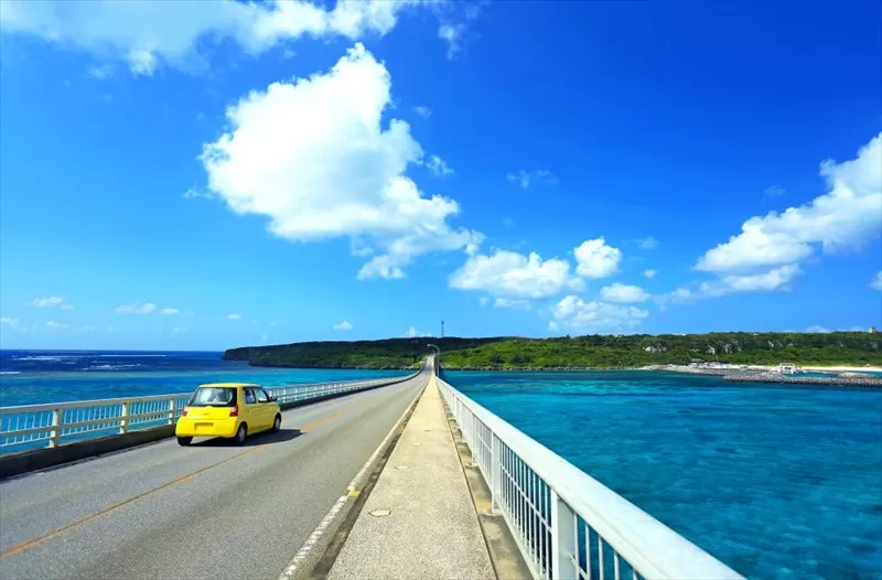 沖縄を走る黄色い車