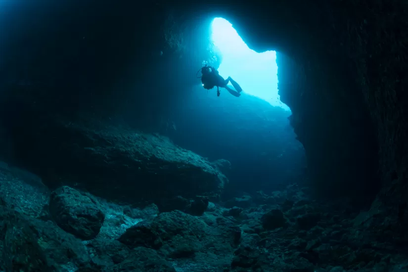 宮古島 青の洞窟を泳ぐダイバー