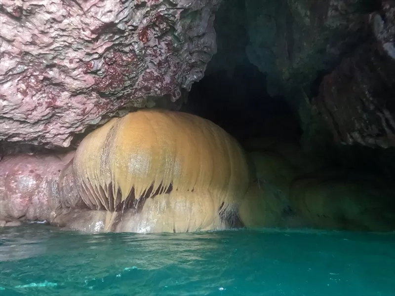 宮古島のパンプキン鍾乳洞と海