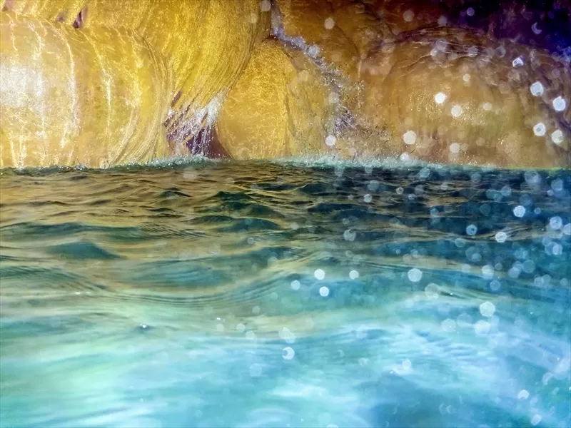 宮古島の鍾乳洞と海