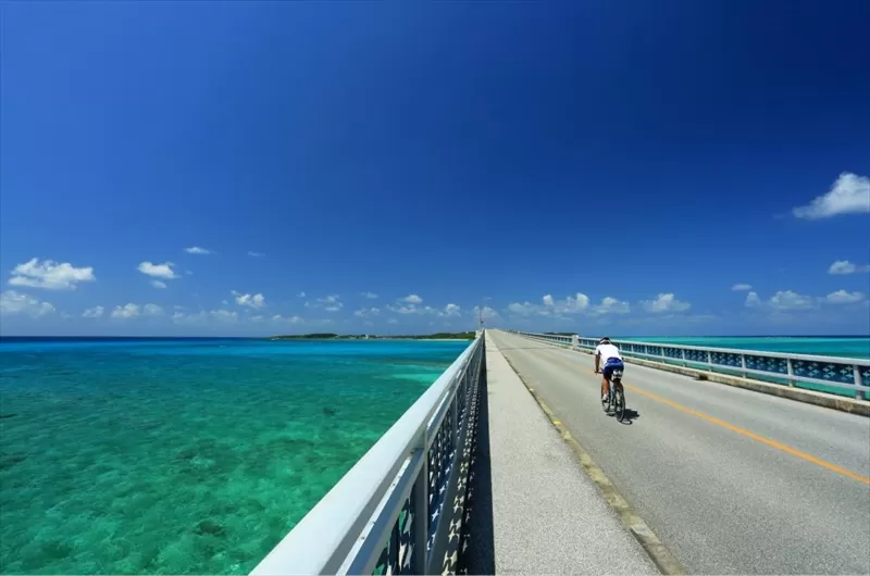 沖縄の橋を自転車で走る様子