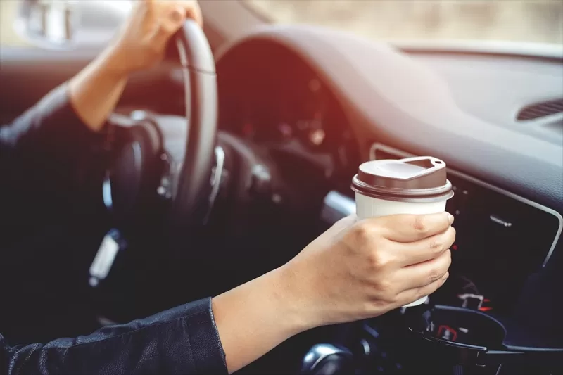 コーヒーを飲む運転手