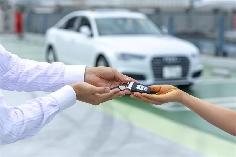 車のカギを渡す様子