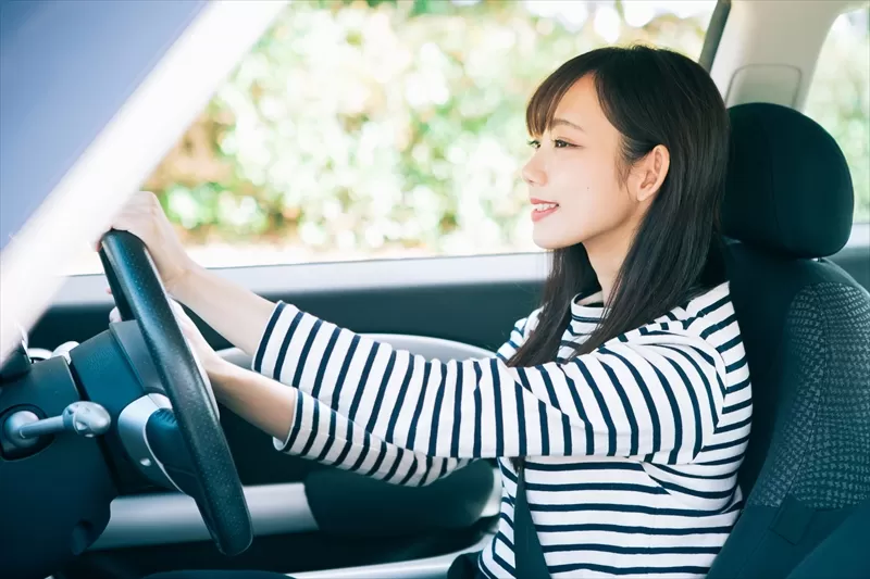 運転する女性