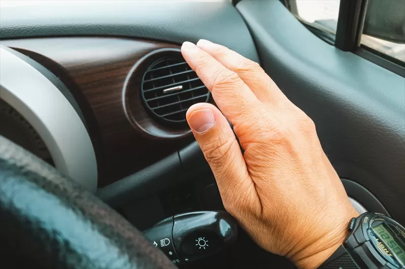 車内のエアコンを確認する様子