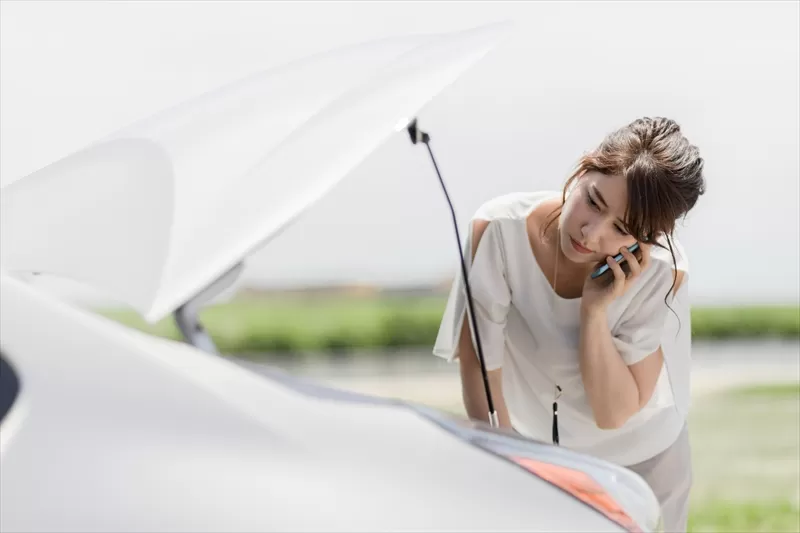 ロードサービスに電話する女性