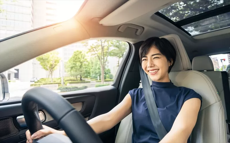 運転を楽しむ女性