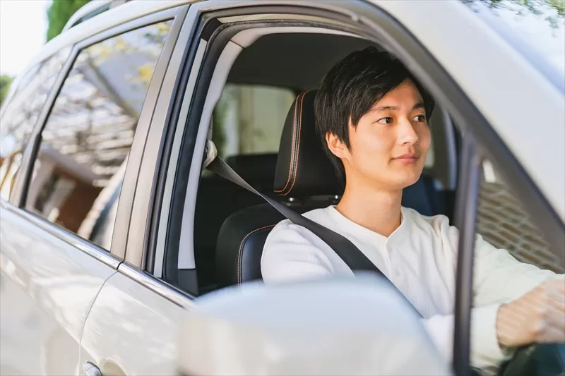 車を運転する男性