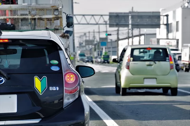 初心者マークの車が走る様子